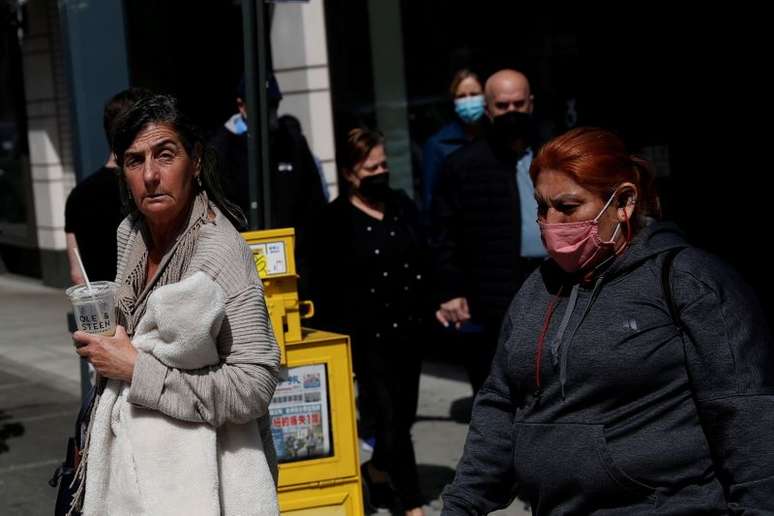 Mulher caminha na rua sem máscara após o CDC anunciar novas diretrizes sobre uso da máscara em ambientes abertos na cidade de Nova York, EUA
27/04/2021 REUTERS/Shannon Stapleton/File Photo