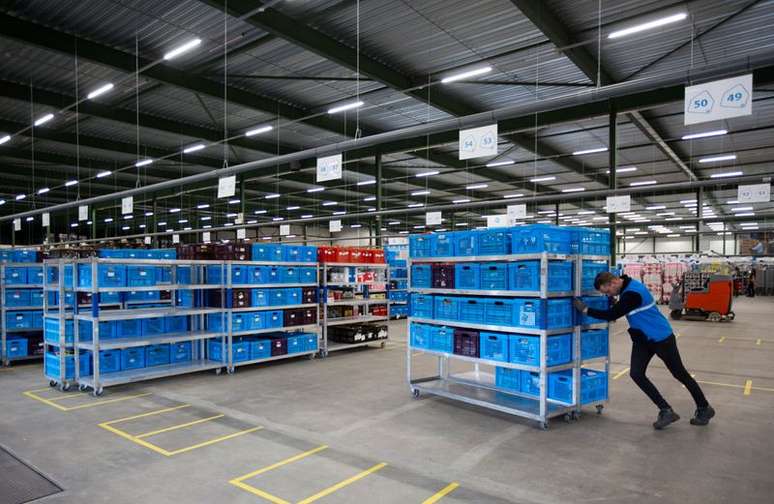 Vista de opera&ccedil;&atilde;o em galp&atilde;o de empresa de com&eacute;rcio eletr&ocirc;nico. 22/6/2018. REUTERS/Eva Plevier