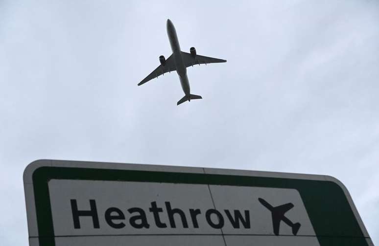 Avião decola do aeroporto de Heathrow em Londres
04/02/2021 REUTERS/Toby Melville