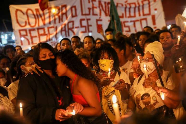 Familiares de vítimas seguram velas em protesto contra violência policial no Jacarezinho
07/05/2021
REUTERS/Ricardo Moraes
