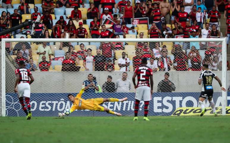 César foi o último goleiro a tocar na bola em pênalti de Gabigol (ainda no Santos) (Foto: Andre Melo Andrade/Eleven)