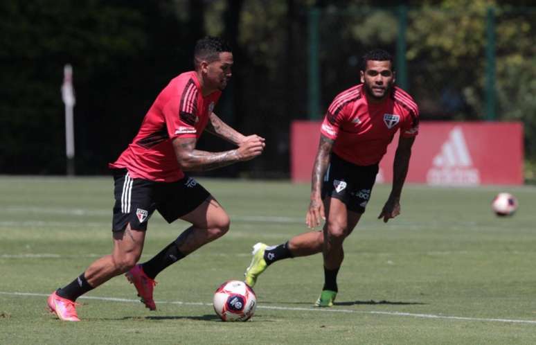 Daniel Alves e Luciano serão reavaliados nesta sexta (Foto: Reprodução/ Twitter @SaoPauloFC)