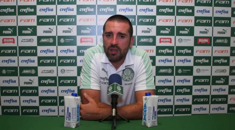 Auxiliar de Abel deu coletiva após o clássico diante do Santos (Foto: Reprodução/TV Palmeiras)