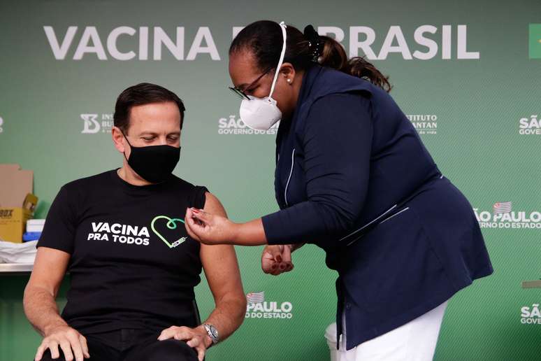 Doria foi vacinado pela enfermeira Mônica Calazans, a primeira pessoa a iniciar a imunização contra a doença