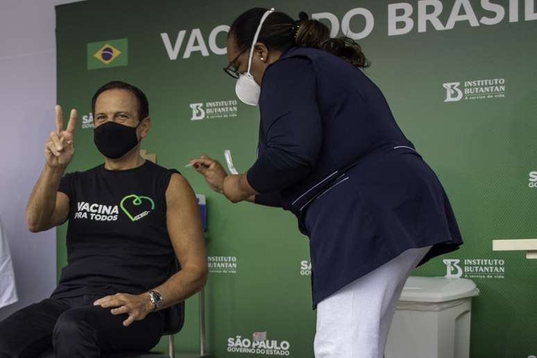 Governador João Doria recebe a primeira dose da vacina CoronaVac