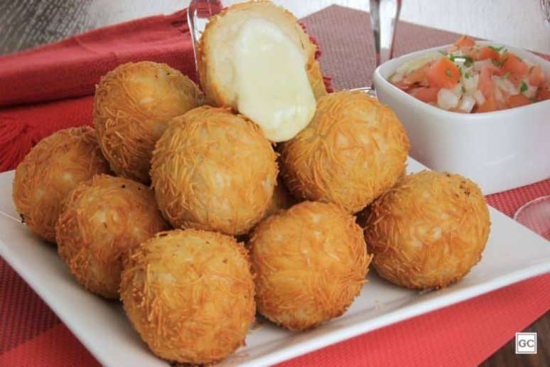 Guia da Cozinha - Bolinha de queijo com purê para aproveitar em casa