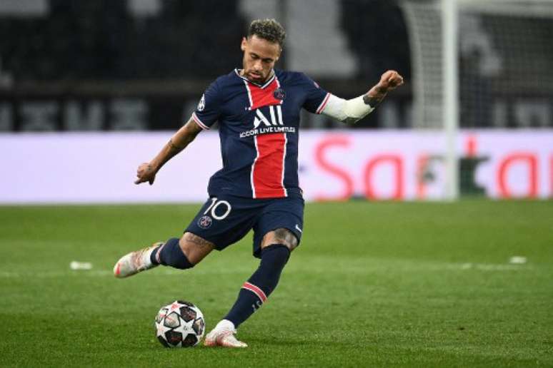 Neymar jogará mais cinco temporadas com a camisa do PSG (Foto: ANNE-CHRISTINE POUJOULAT / AFP)