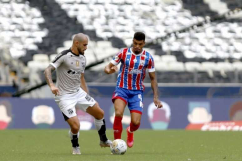 Felipe Vizeu sofreu com a marcação adversária; jogador foi substituído na segunda etapa (Foto: Felipe Oliveira / EC Bahia)