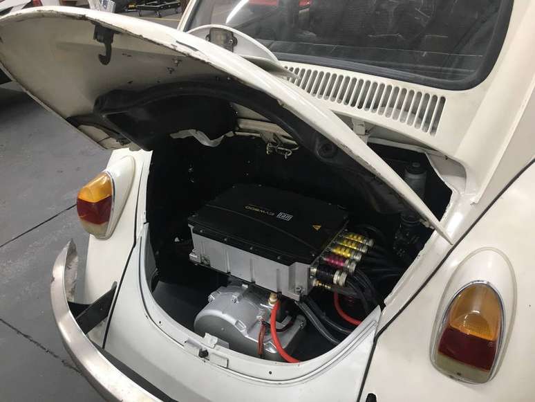 Detalhe de Fusca a gasolina convertido para elétrico pela FuelTech