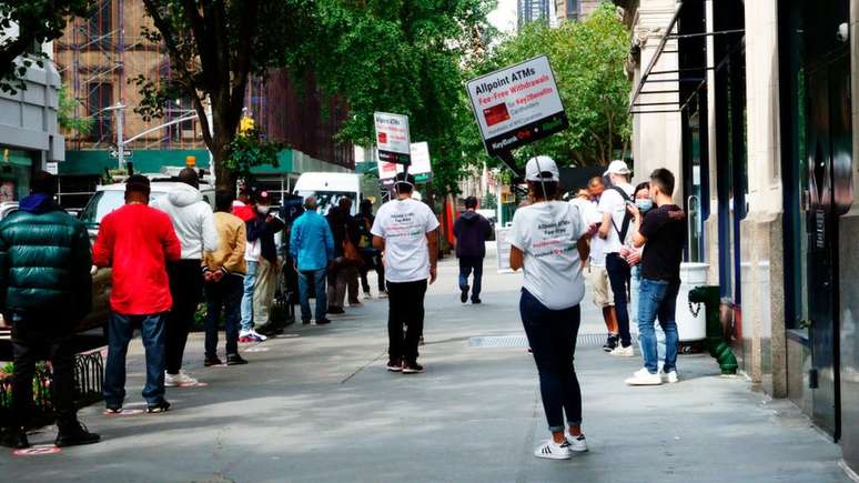 Muitas pessoas que perderam seus empregos agora recebem seguro-desemprego e outros tipos de assistência governamental