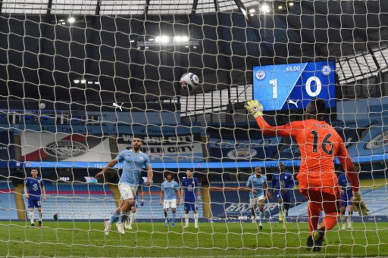 Kun Agüero perdeu pênalti contra o Chelsea (Foto: SHAUN BOTTERILL / POOL / AFP)