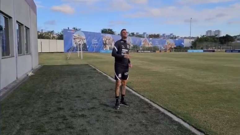 Luan empinou pipa antes do treino deste sábado no CT Joaquim Grava (Foto: Reprodução/Twitter Corinthians)
