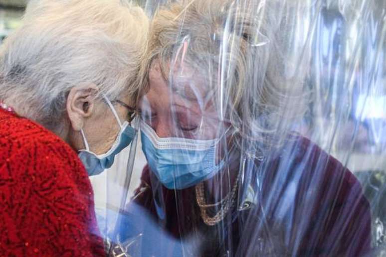 'Sala dos abraços' criada por clínica para idosos na Itália