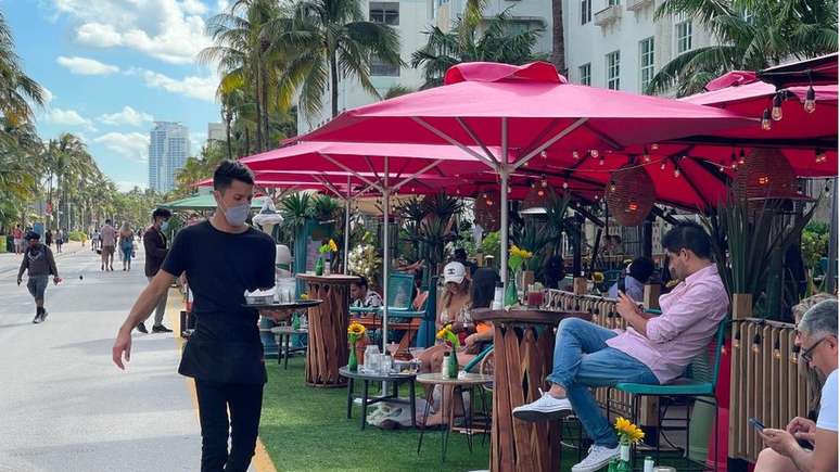 Proprietários de restaurantes na turística Miami Beach reclamam que não conseguem preencher vagas