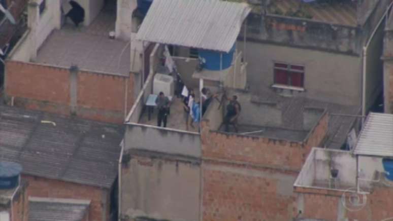 Emissora flagrou com helicóptero ação entre criminosos e policiais  (Reprodução/TV Globo)