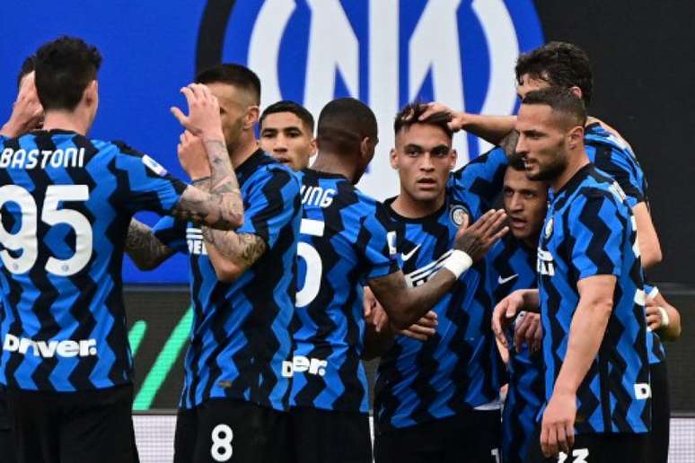 Inter goleou Sampdoria após carimbar título do Campeonato Italiano (MIGUEL MEDINA / AFP)
