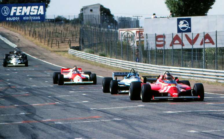 Momentos finais do GP da Espanha de 1981: Villeneuve lidera, seguido por Laffite e Watson; mais atrás estão Reutemann e de Angelis. 