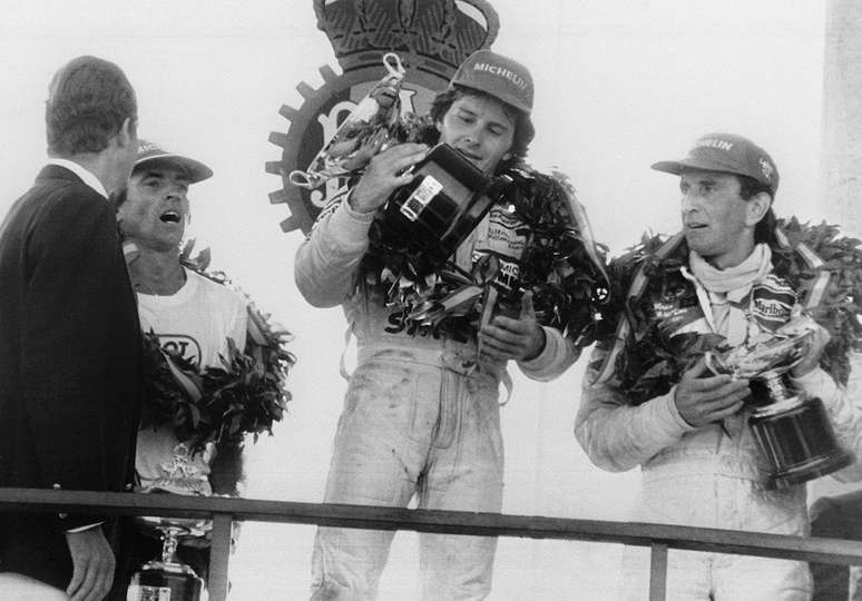 Pódio histórico em Jarama, 1981: Gilles Villeneuve, ao centro, celebra sua vitória, com Laffite (à esq.) e Watson.