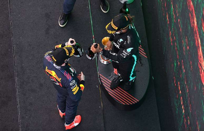 Max Verstappen e Lewis Hamilton na Catalunha 