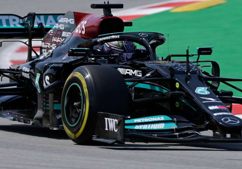 Lewis Hamilton lutou bravamente com Max Verstappen e conquistou sua terceira vitória no campeonato 