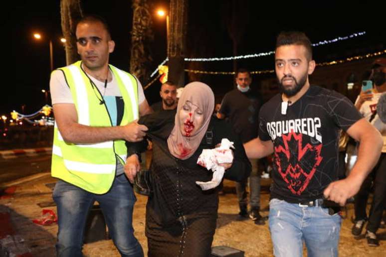 Palestina ferida durante protesto contra despejos no bairro de Sheikh Jarrah, em Jerusalém Oriental