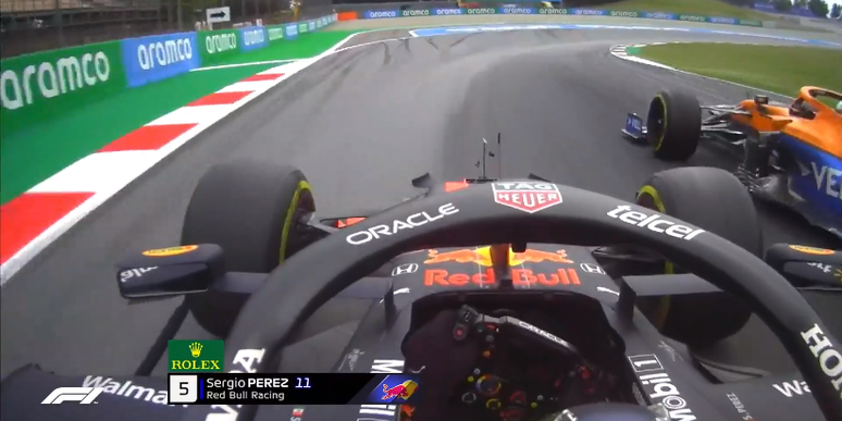 Sergio Pérez faz a ultrapassagem em Daniel Ricciardo na curva 1 