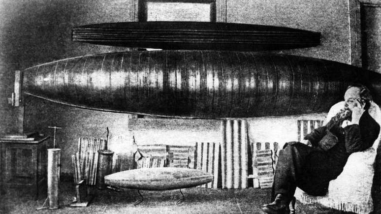 Konstantin Tsiolkovsky imaginou o uso de motores a jato para entrar no espaço