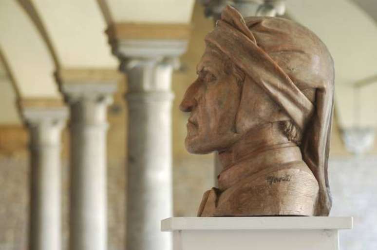 Busto de Dante Alighieri em Ravenna, cidade onde ele passou os últimos anos de sua vida