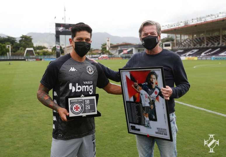 Cano recebeu uma placa do presidente Jorge Salgado (Rafael Ribeiro/Vasco)