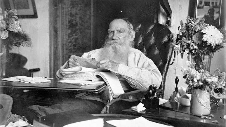 Tolst&oacute;i compartilhava um credo semelhante com Fyodorov, impulsionado pela feroz resist&ecirc;ncia &agrave; guerra.