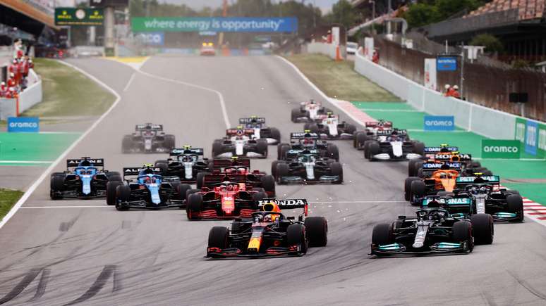 Verstappen largou melhor e assumiu a liderança no GP da Espanha.