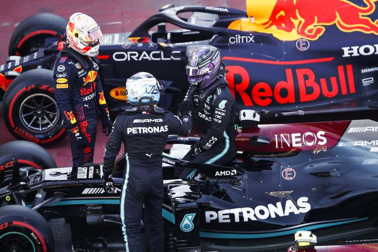 Bottas e Verstappen foram cumprimentar o recordista absoluto de poles ao fim da sessão de classificação.