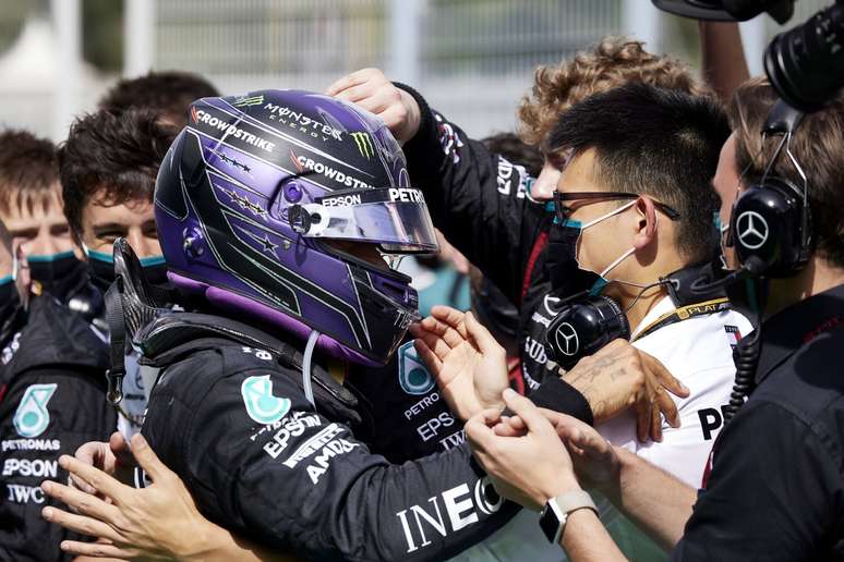 Lewis Hamilton festeja com a Mercedes grande vitória na Espanha 