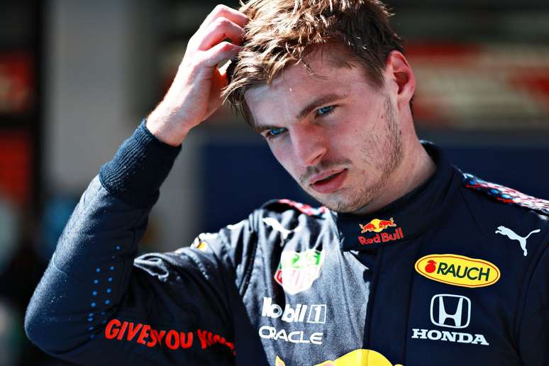 Max Verstappen reclamou por não ter o apoio de Sergio Pérez na luta contra a Mercedes 