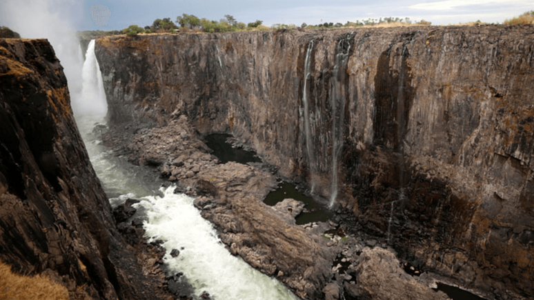 As Cataratas, em dezembro de 2019; grande parte da queda d'água se reduziu a pequenos filetes