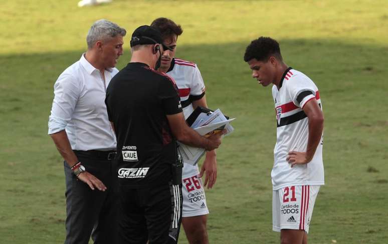 Crespo instruindo Igor Gomes e Gabriel Sara durante jogo com o Mirassol (Foto: Rubens Chiri/ São Paulo FC)