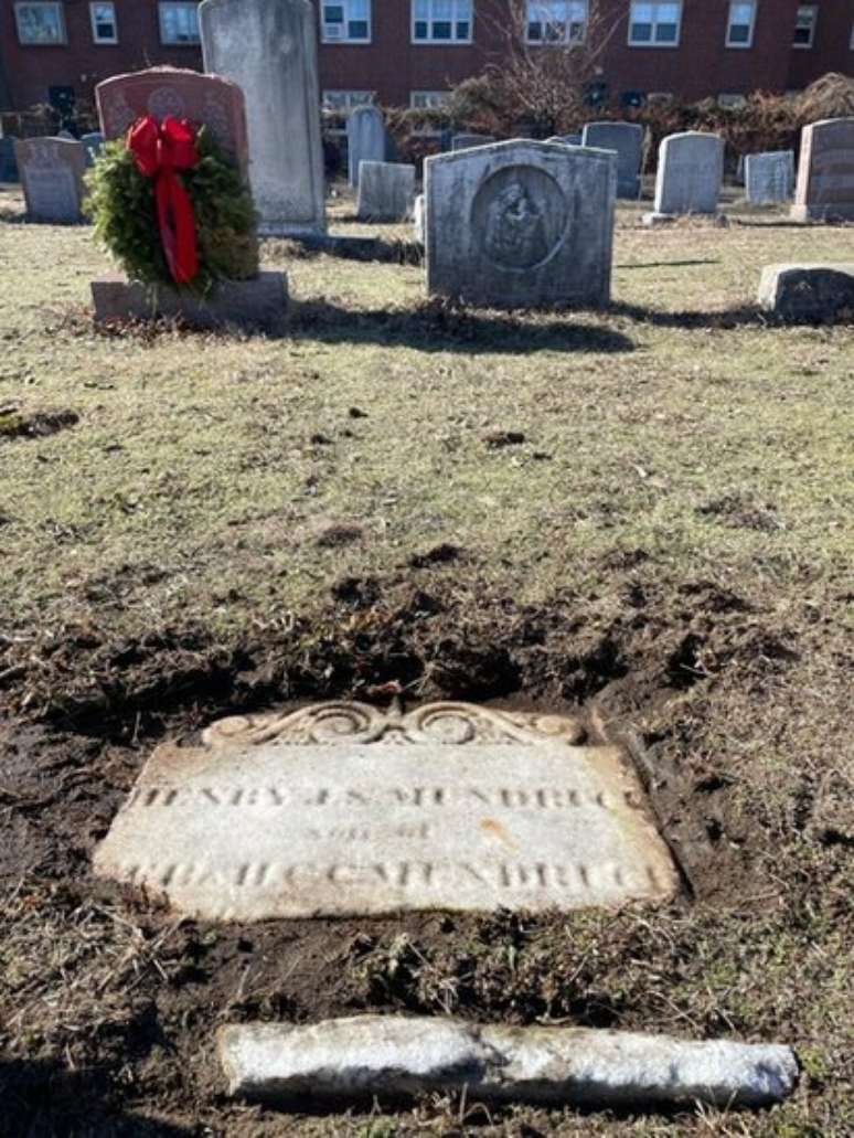 T&uacute;mulo do filho de Mundrucu em um cemit&eacute;rio cat&oacute;lico de Boston. Belton acredita que o pai tamb&eacute;m est&aacute; enterrado no local, mas l&aacute;pide foi destru&iacute;da