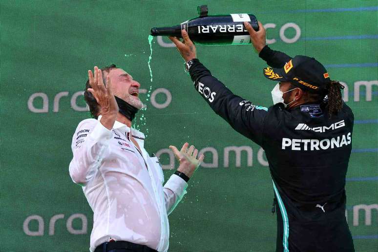 Lewis Hamilton comemora vitória 