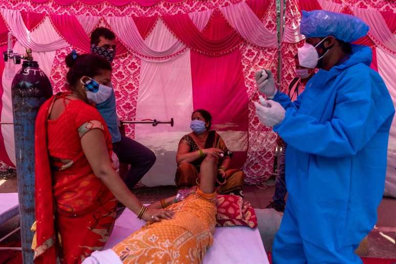 Mulher recebe oxigênio em um  Gurudwara (templo Sikh) em Ghaziabad, Índia
6/5/2021 REUTERS/Danish Siddiqui