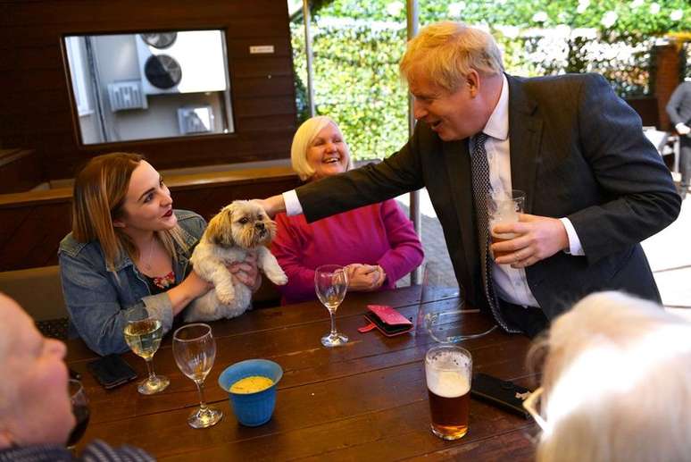 Johnson em visita a Wolverhampton
 19/4/2021   Jacob King/PA Wire/Pool via REUTERS