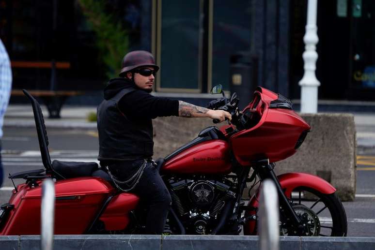 Homem pilota motocicleta da marca Harley Davidson. 9/5/2021. REUTERS/Vincent West