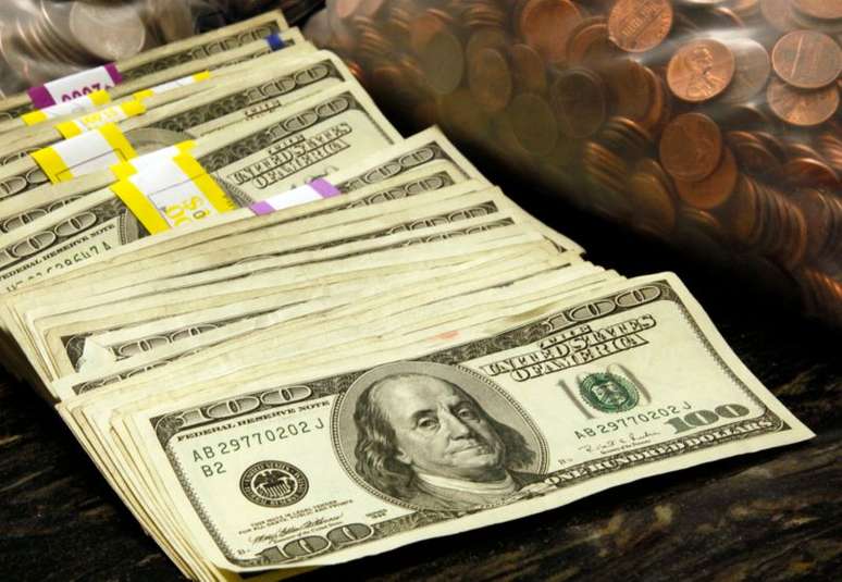 Cédulas e moedas de dólares dos EUA em cofre em um banco em Westminster, Colorado, EUA
03/11/2009
REUTERS/Rick Wilking 