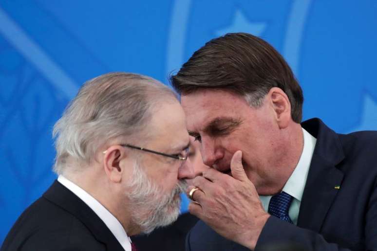 Presidente Jair Bolsonaro conversa com procurador-geral da República, Augusto Aras, no Palácio do Planalto
17/04/2020 REUTERS/Ueslei Marcelino