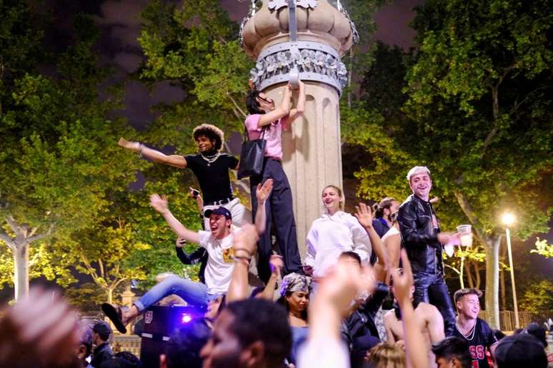 Espanhóis comemoram em Barcelona fim do estado de emergência
10/5/2021   REUTERS/Nacho Doce