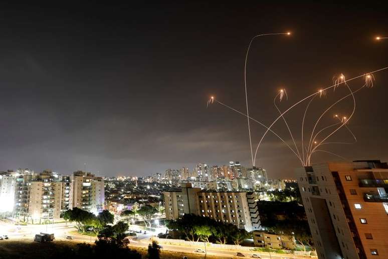Sistema antimísseis de Israel intercepta foguetes lançados da Faixa de Gaza 
10/05/2021 REUTERS/Amir Cohen