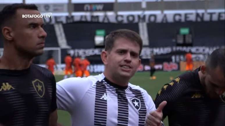 Roger Gouveia faz parte da comissão técnica de Marcelo Chamusca (Foto: Reprodução/BotafogoTV)