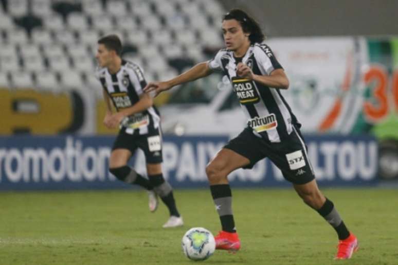 Com pouca eficácia na criação, Matheus Nascimento ainda não se achou no esquema de Chamusca (Foto: Vítor Silva/Botafogo)
