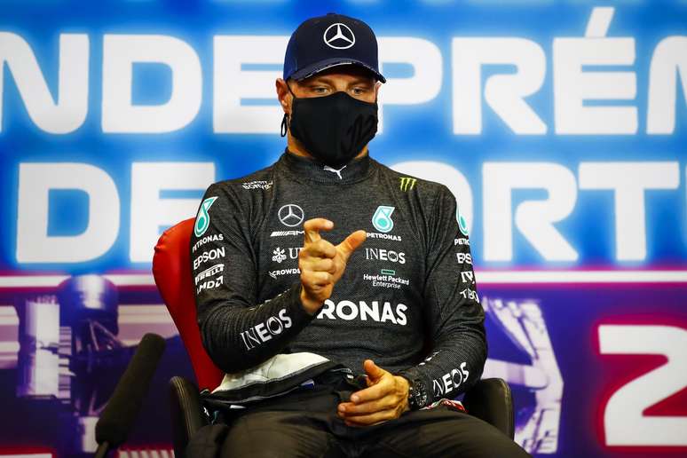 Valtteri Bottas não facilitou a vida de Lewis Hamilton 
