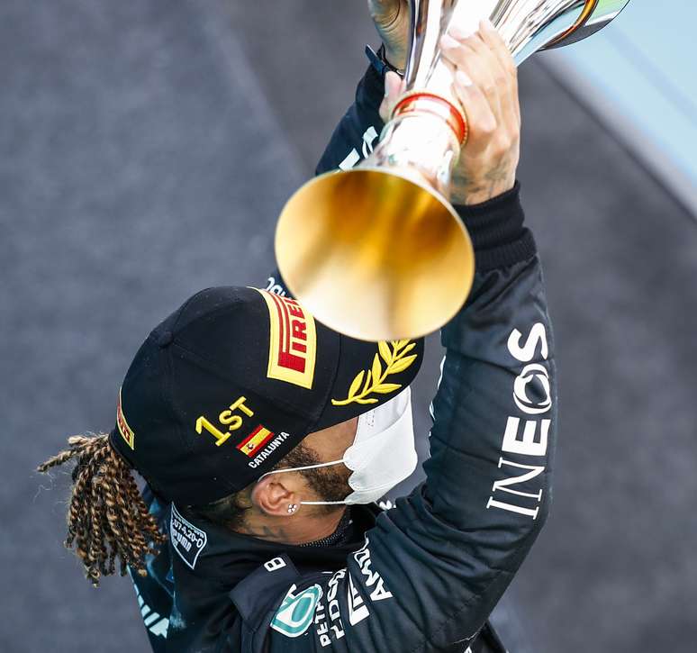 Lewis Hamilton: a dois passos do paraíso.