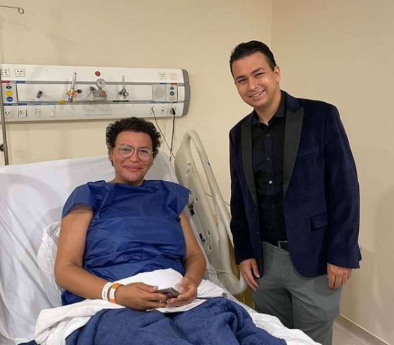 Luisa Marilac com o cirurgião plástico Thiago Marra, responsável pela reconstrução de seus seios